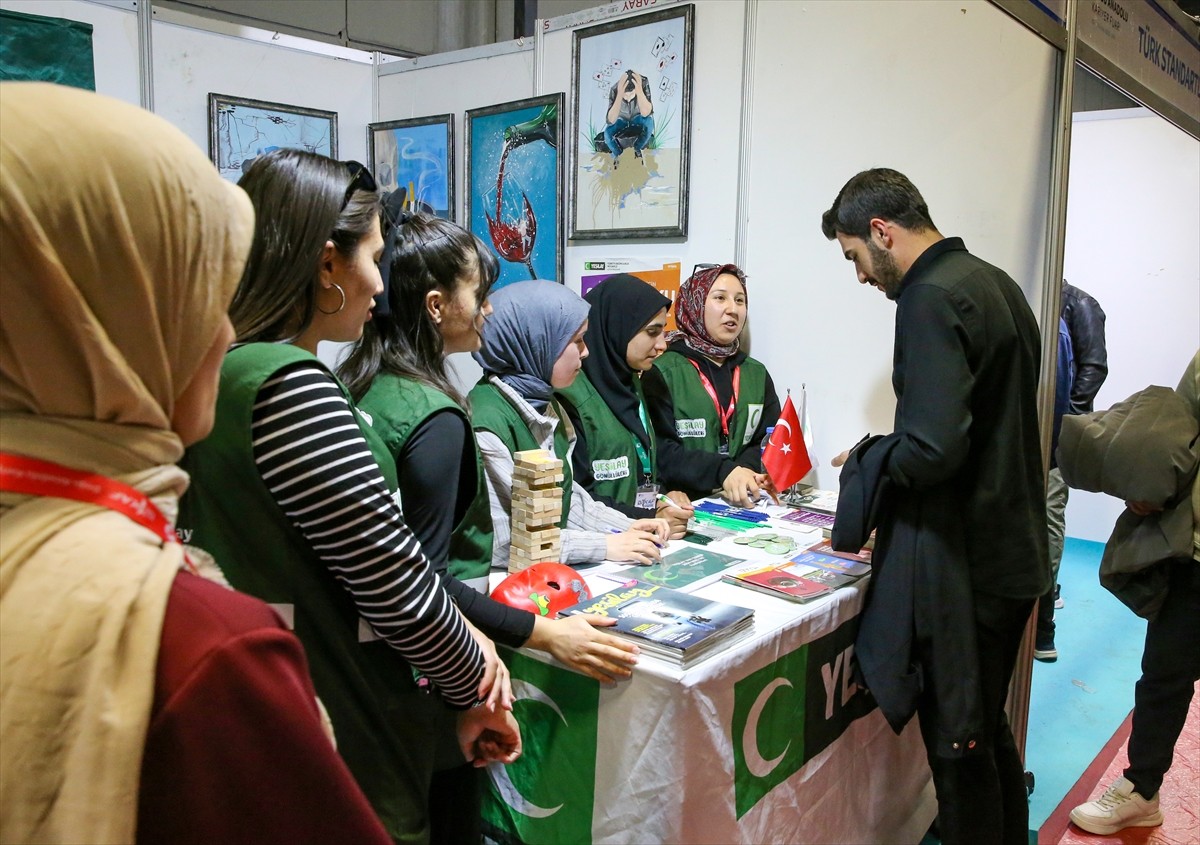 Van Yüzüncü Yıl Üniversitesi (YYÜ) Genç Yeşilay Topluluğu gönüllüleri, kentte düzenlenen şenlik...