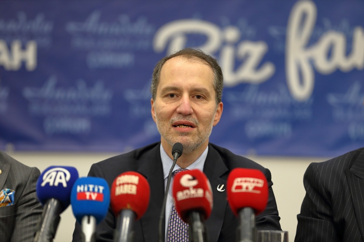 Yeniden Refah Partisi Genel Başkanı Fatih Erbakan, Çorum'daki bir otelde düzenlediği basın...