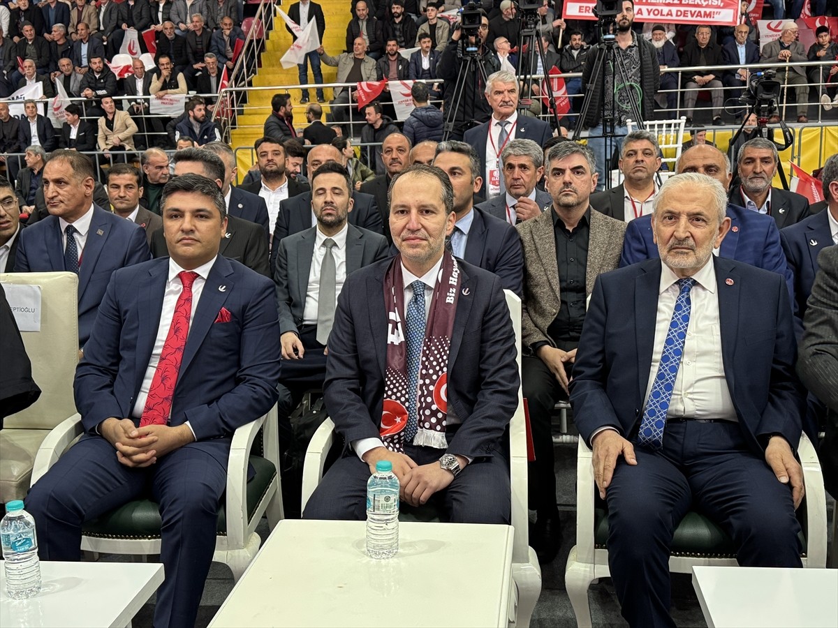 Yeniden Refah Partisi Genel Başkanı Fatih Erbakan, partisinin Elazığ 3. Olağan İl Kongresi'ne...