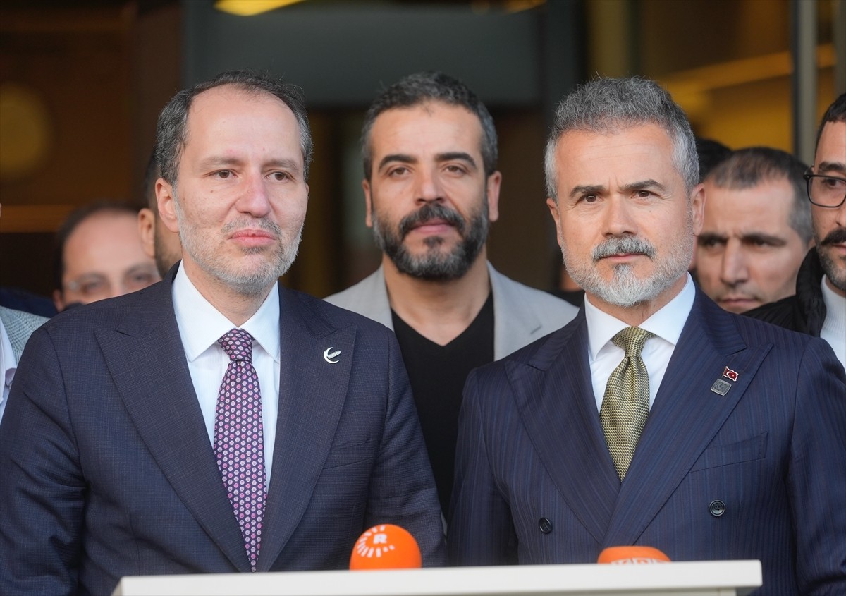 Yeniden Refah Partisi Genel Başkanı Fatih Erbakan (solda), TBMM Başkanvekili ve DEM Parti İstanbul...