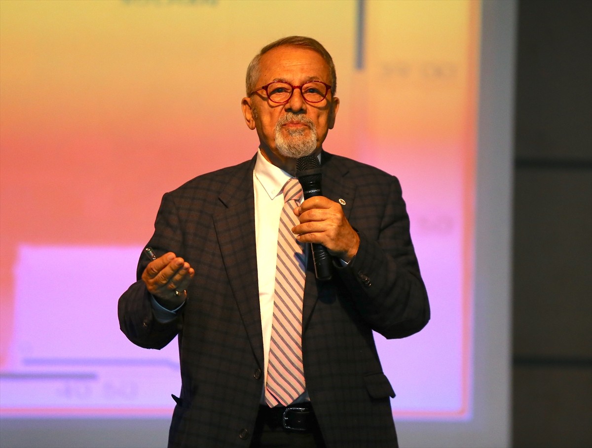 Yer bilimci Prof. Dr. Naci Görür, Bingöl'de Türk Mühendis ve Mimar Odaları Birliği (TMMOB) İl...