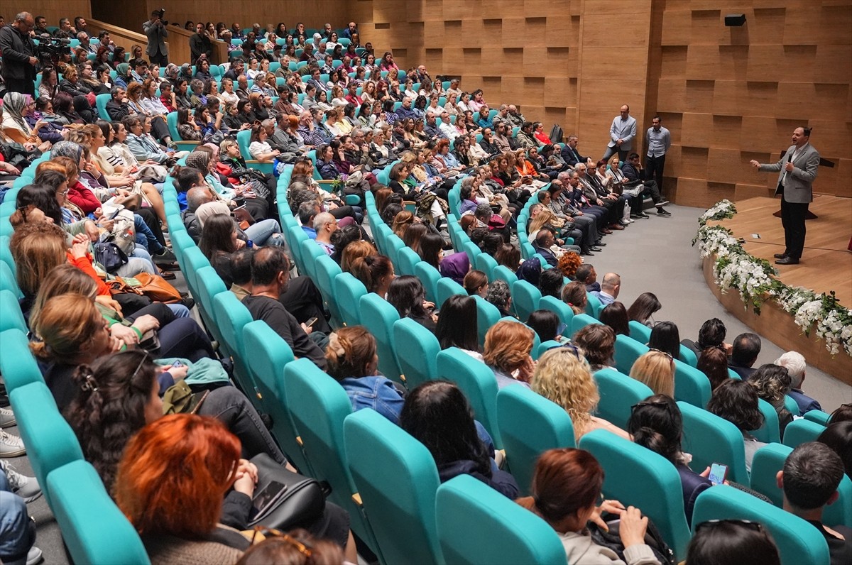 Yeşilay Genel Başkanı Mehmet Dinç, İzmir'de "Narrative Terapiye Giriş" konulu sunum...