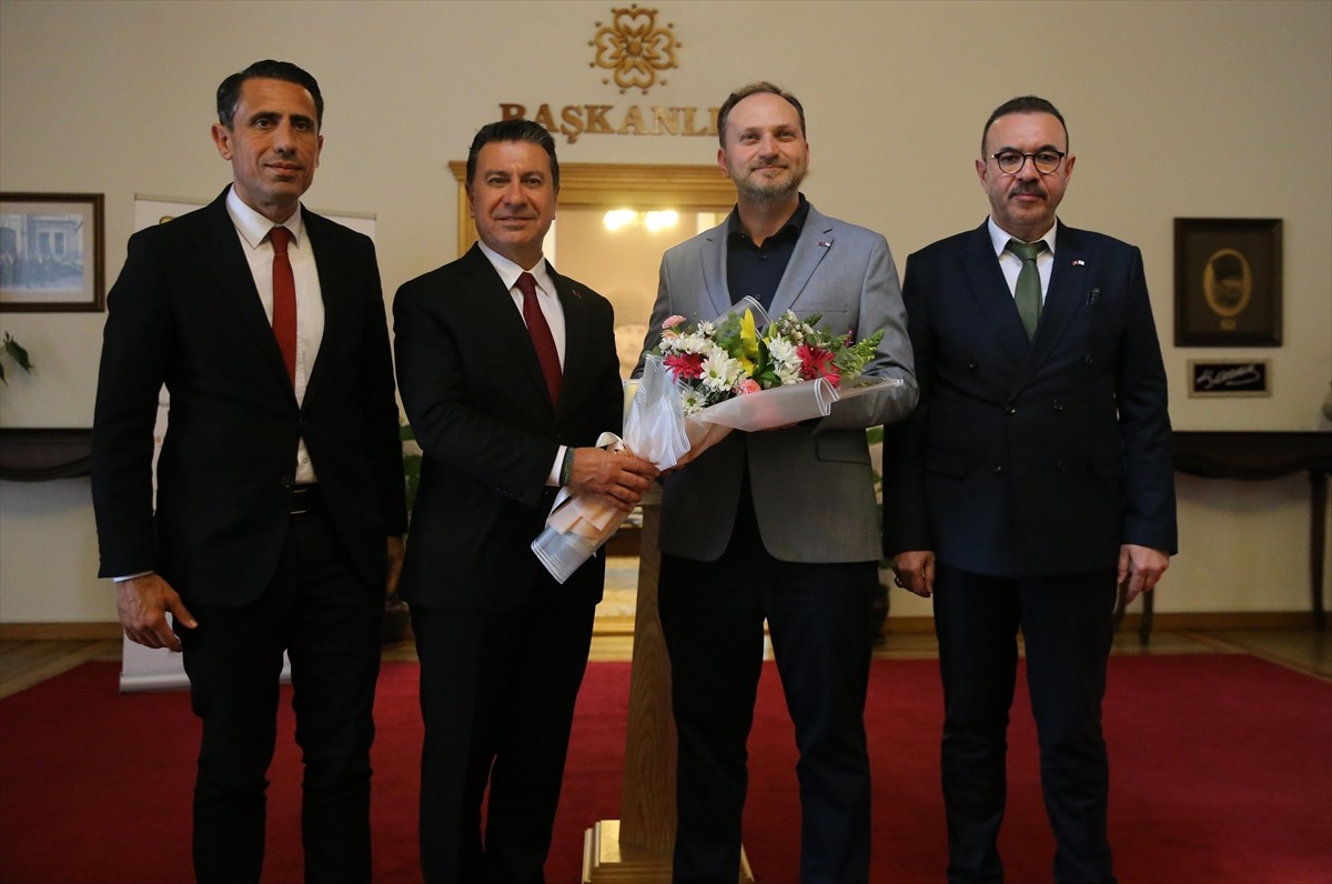 Yeşilay Genel Başkanı Mehmet Dinç, Muğla Büyükşehir Belediye Başkanı Ahmet Aras'ı makamında...