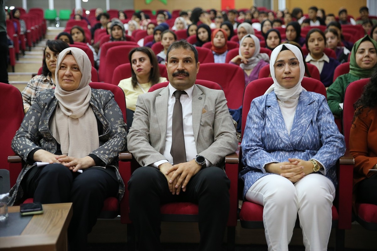 Yeşilay Liseler Arası Münazara Turnuvası Güneydoğu Anadolu Bölgesi finali Şanlıurfa'da düzenlendi....