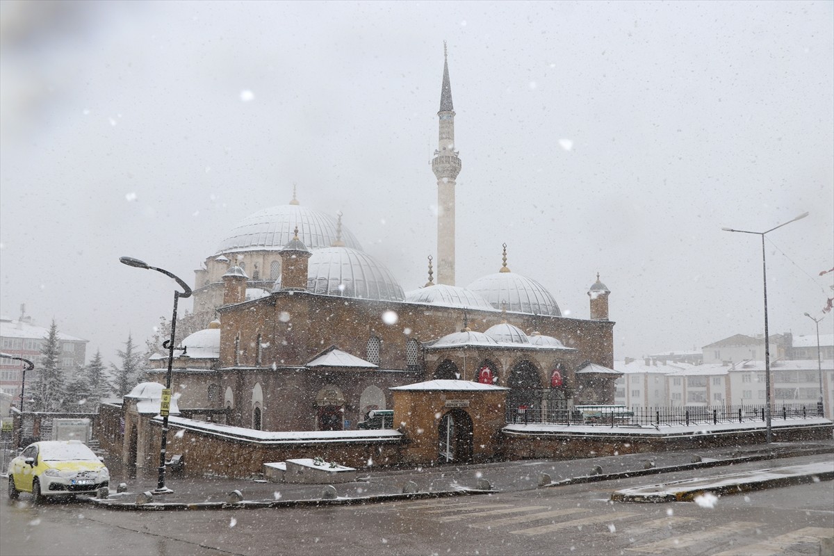 Yozgat'ta kar yağışı etkisini sürdürdü. Beyaz örtüyle kaplanan kentte tarihi mekanlar da güzel...