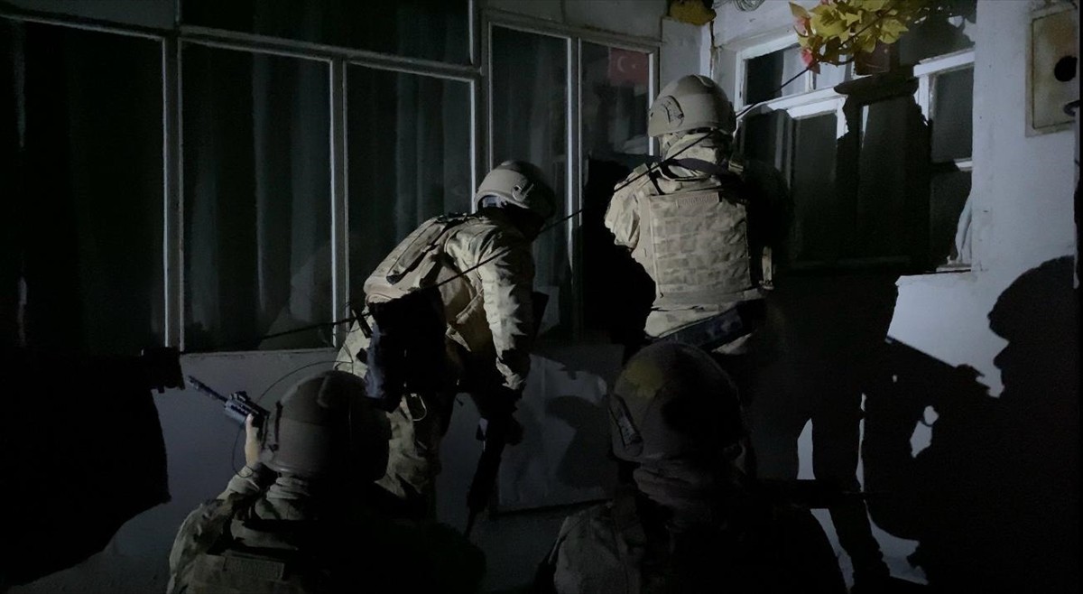 Yozgat'ta terör örgütü DEAŞ'a yönelik operasyonda yabancı uyruklu bir zanlı gözaltına...