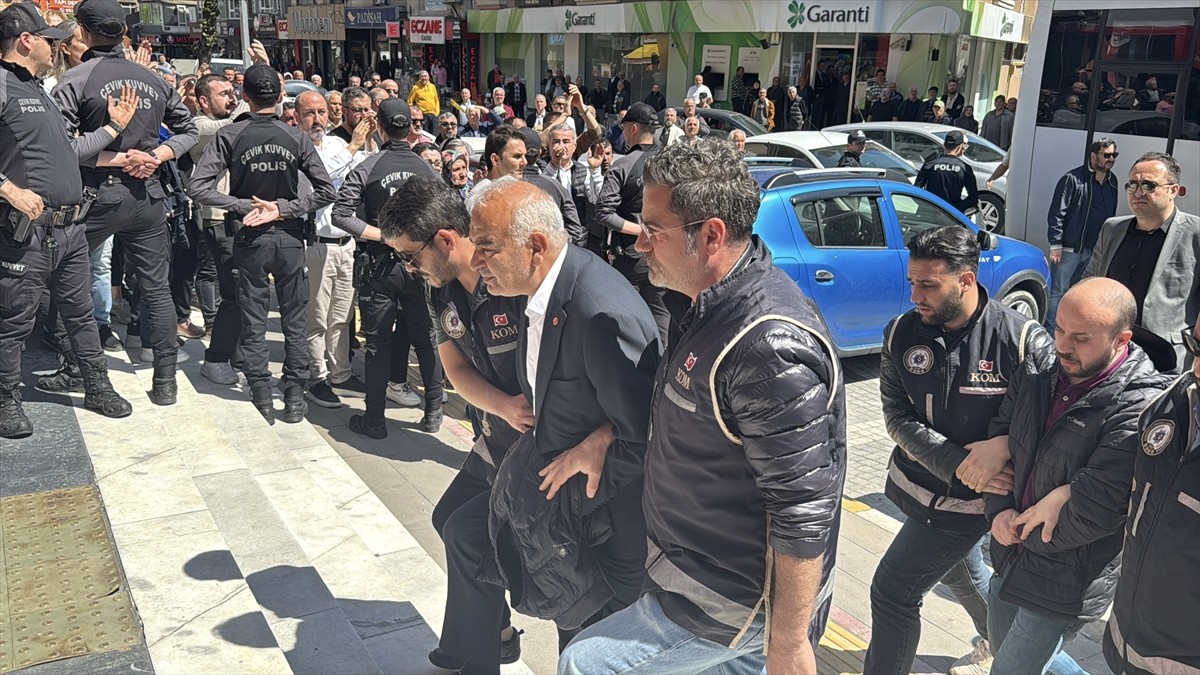 Zonguldak'ın Devrek İlçe Belediyesi'nde "usulsüzlük yapıldığı" iddiasıyla gözaltına alınan 10...