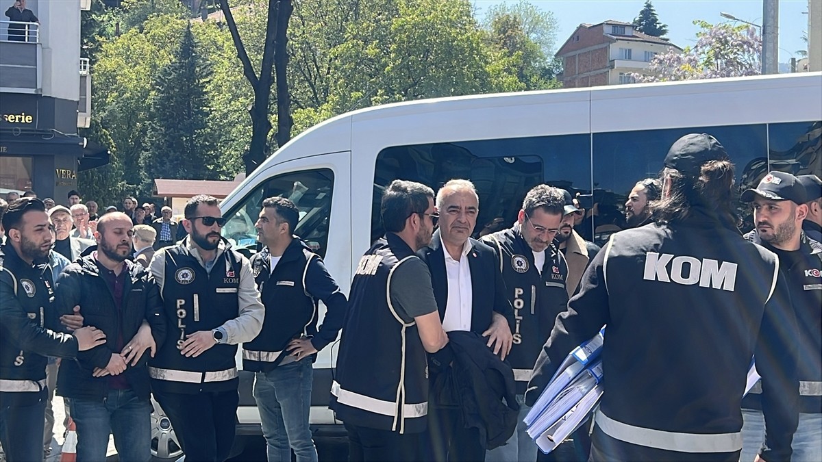 Zonguldak'ın Devrek İlçe Belediyesi'nde "usulsüzlük yapıldığı" iddiasıyla gözaltına alınan 10...