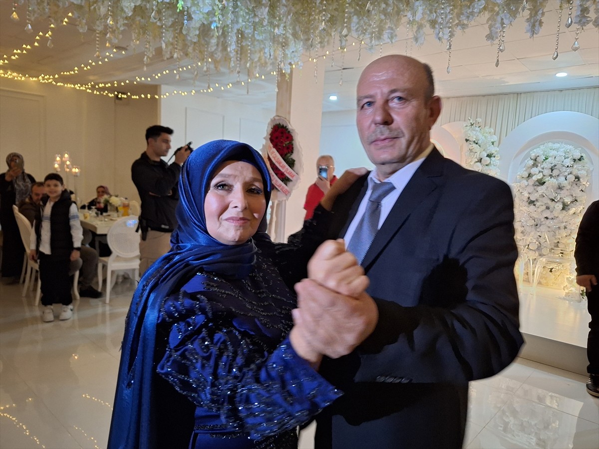 Zonguldak'ta yaşayan çift, ailenin önemine dikkati çekmek amacıyla 40. evlilik yıl dönümlerinde...