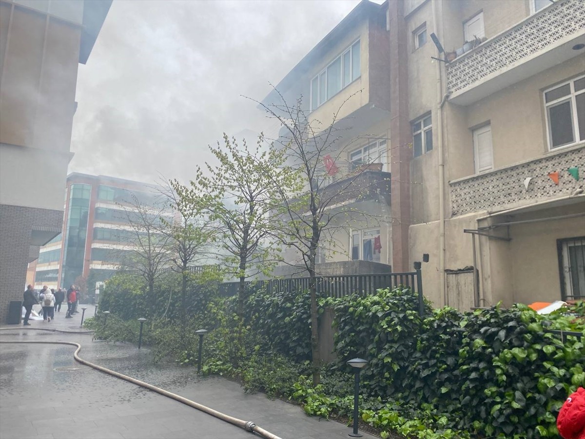 Zonguldak’ta bir gecekonduda çıkan yangında mahsur kalan yaşlı adamı otopark görevlisi...