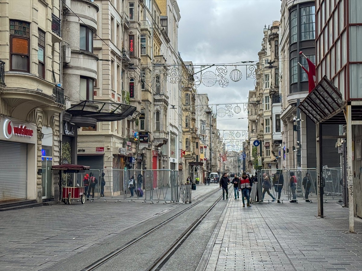 1 Mayıs Emek ve Dayanışma Günü'nde, toplantı ve gösteri yürüyüşü yapılmasına izin verilmeyen...