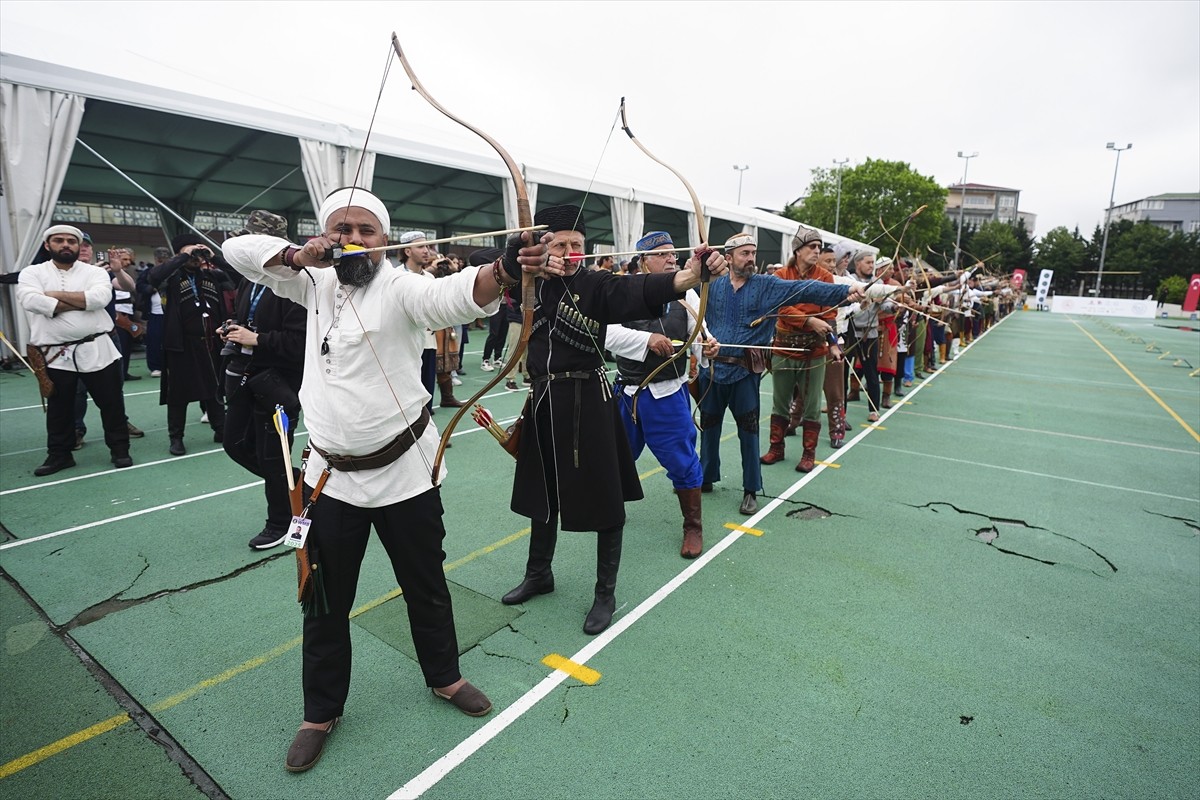 13. Uluslararası Fetih Kupası Okçuluk Vakfı Tesisleri'nde başladı. Organizasyonun ilk gününde...