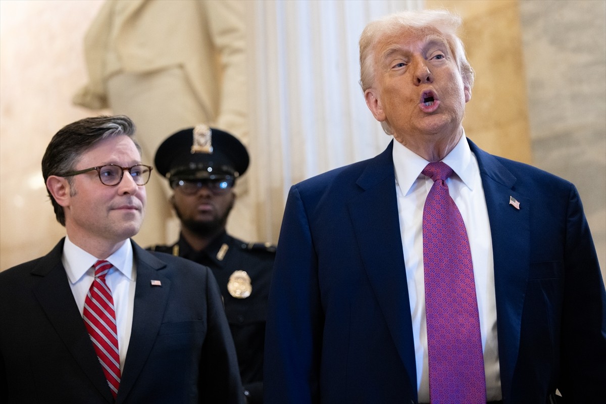 ABD Başkanı Donald Trump (sağda), Cumhuriyetçilerle toplantı öncesinde Kongre binasının girişinde...