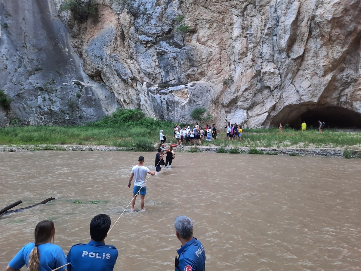 Adana'da, Kapıkaya Kanyonu'nda gezdikleri sırada Çakıt Çayı'nın su seviyesinin yükselmesi sonucu...