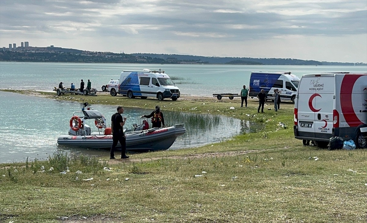 Adana'da Seyhan Baraj Gölü'nde kaybolan genci arama çalışmaları sürüyor. Ekipler, botlarla gölde...