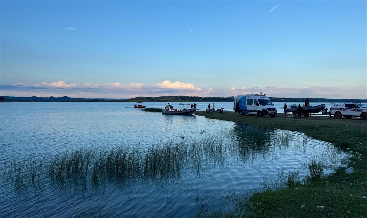 Adana'da Seyhan Baraj Gölü'nde kaybolan genci arama çalışmalarına havanın kararması nedeniyle ara...
