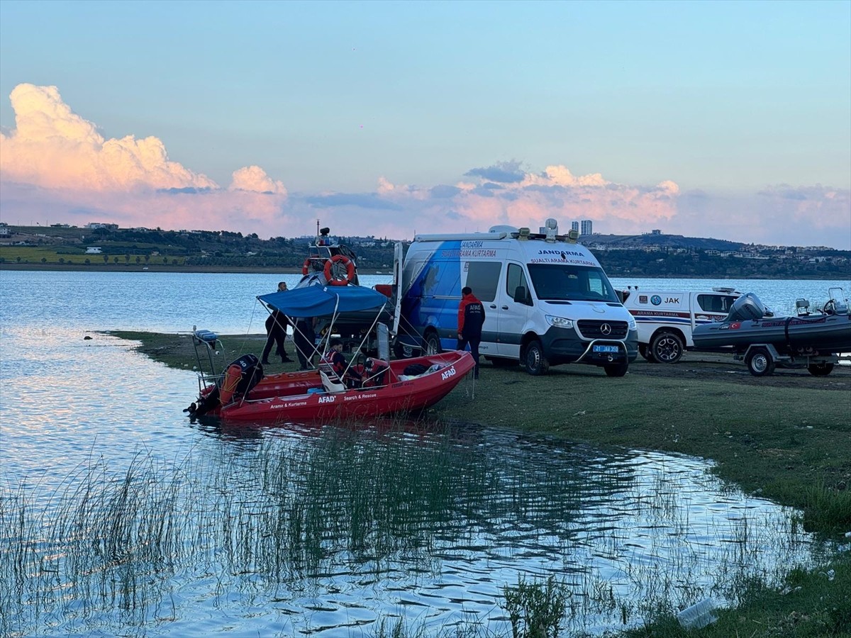 Adana'da Seyhan Baraj Gölü'nde kaybolan genci arama çalışmalarına havanın kararması nedeniyle ara...