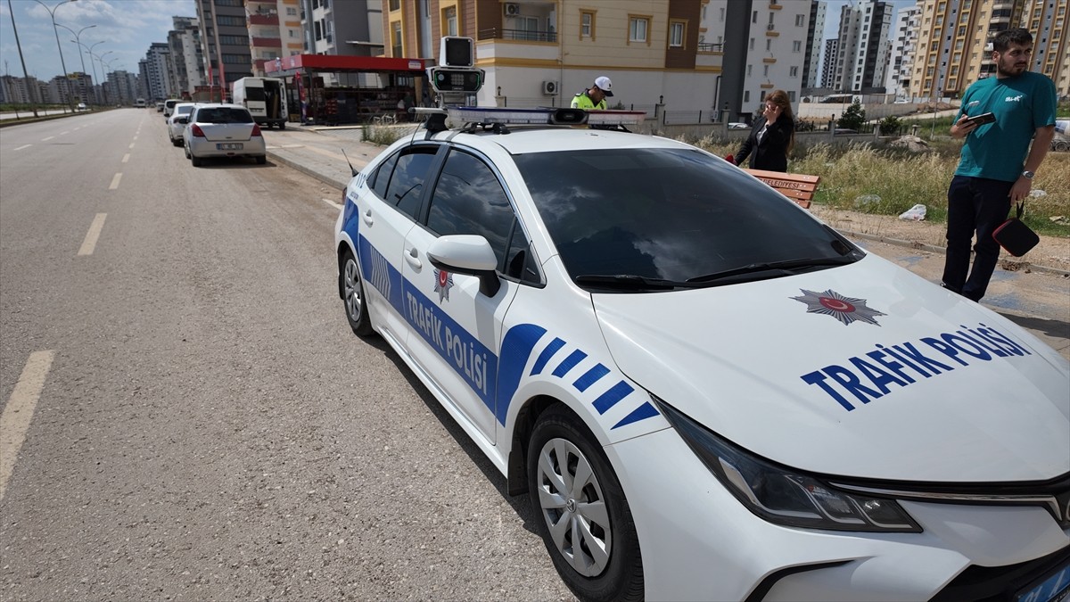 Adana'da trafik polisleri, radar uygulamalarını yapay zeka destekli sistemle...