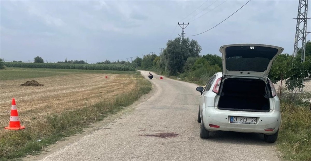 Adana'nın Kozan ilçesinde trafikte çıkan kavgada silahla yaralanan 3 kişi hastaneye kaldırıldı....