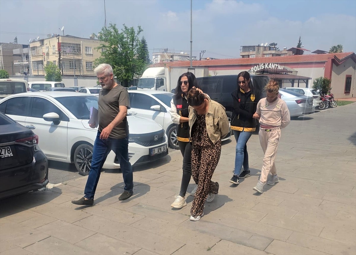 Adana'nın merkez Sarıçam ve Çukurova ilçelerindeki üç evden hırsızlık yaptıkları iddiasıyla...