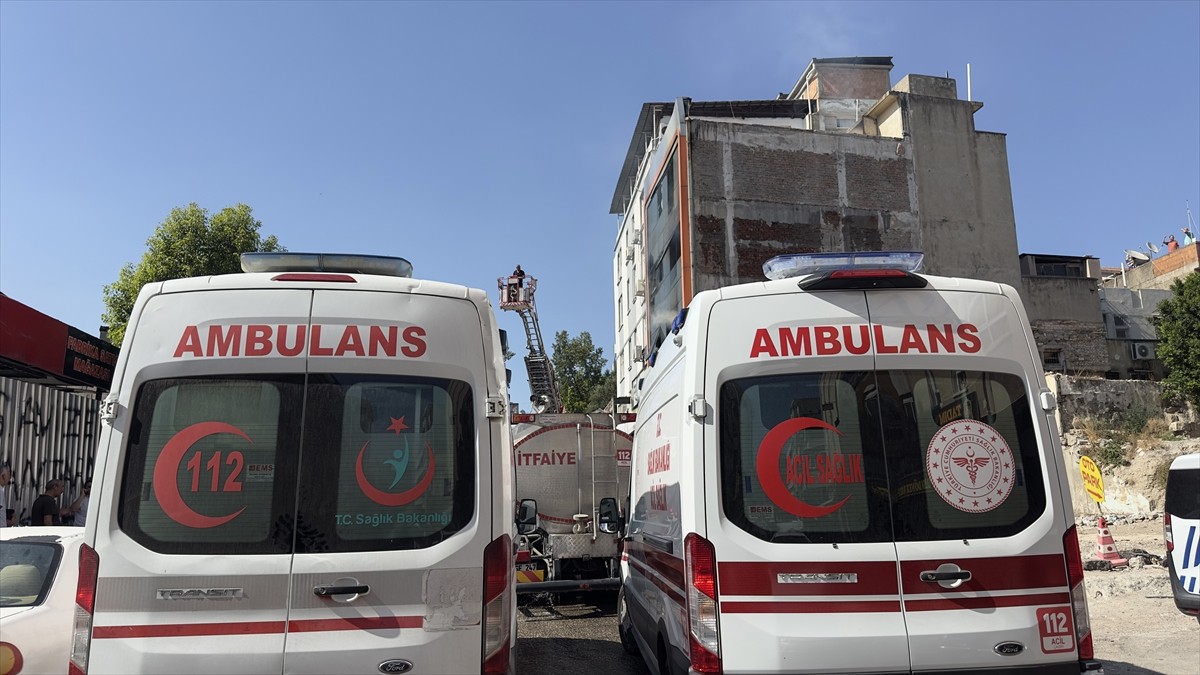 Adana'nın merkez Seyhan ilçesinde yastık imalathanesinde çıkan yangın itfaiye ekiplerinin...