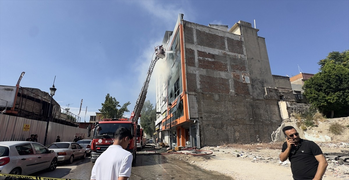 Adana'nın merkez Seyhan ilçesinde yastık imalathanesinde çıkan yangın itfaiye ekiplerinin...