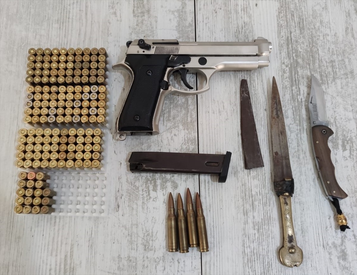 Adana merkezli 23 ilde düzenlenen silah kaçakçılığı operasyonunda gözaltına alınan 94 zanlıdan...