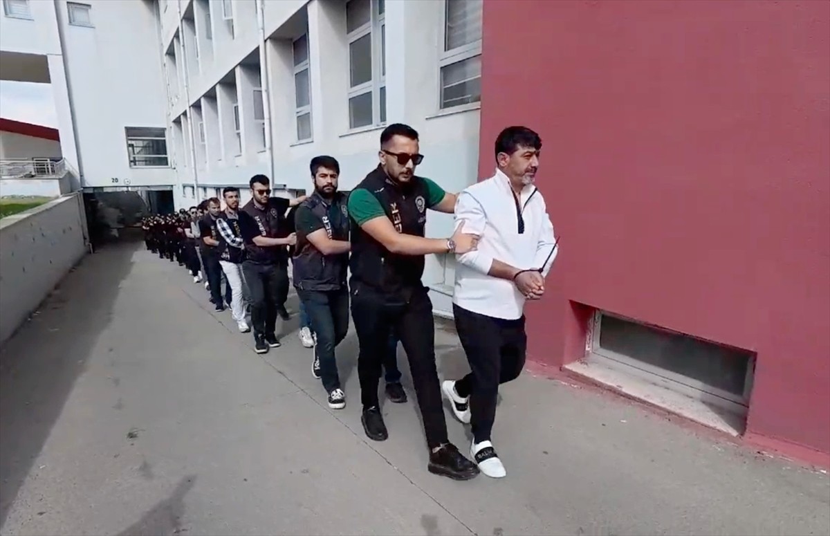 Adana merkezli 4 ilde düzenlenen yasa dışı bahis operasyonunda yakalanan 26 şüpheliden elebaşı...