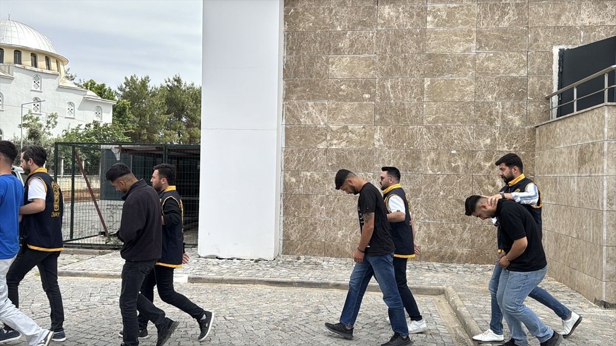 Adıyaman'da 2 kişinin yaralandığı silahlı kavgaya karıştıkları iddiasıyla gözaltına alınan 5...