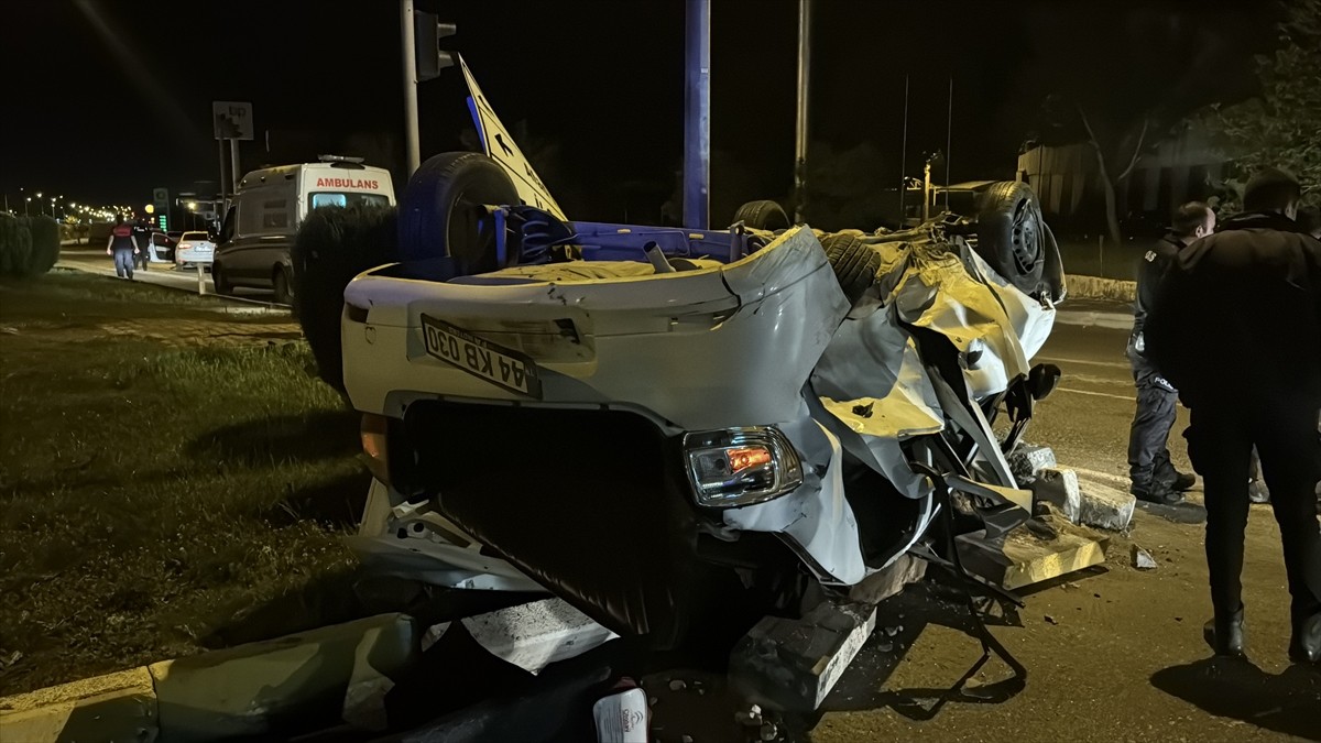 Adıyaman'da iki otomobilin çarpışması sonucu 1'i ağır 3 kişi yaralandı.