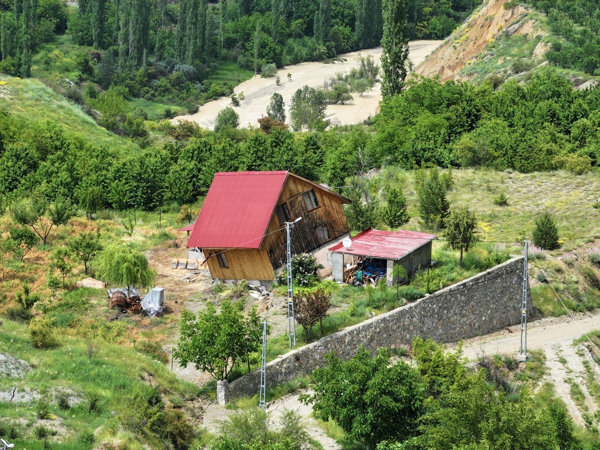 AFAD Deprem ve Risk Azaltma Genel Müdürlüğü, iki gün önce toprak kayması meydana gelen Erzurum'un...