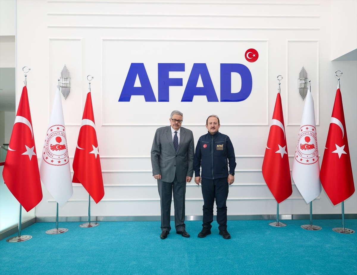 Afet ve Acil Durum Yönetimi (AFAD) Başkanı Ali Hamza Pehlivan (sağ 4), Rusya Federasyonu'nun...