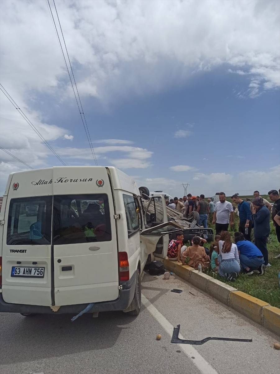 Afyonkarahisar'da kamyonet ile hafif ticari aracın çarpışması sonucu 6'sı çocuk 9 kişi...