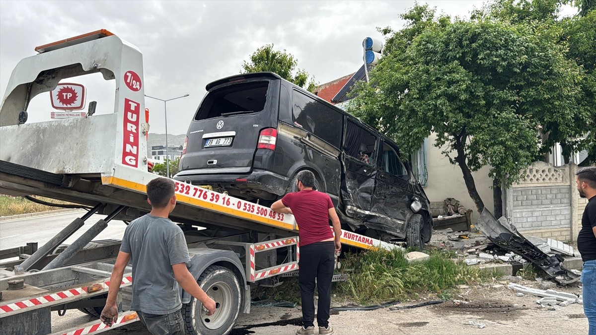Afyonkarahisar'da minibüs ile kamyonetin çarpışması sonucu 9 kişi yaralandı.