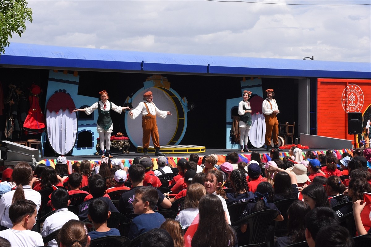 Afyonkarahisar'da öğrenciler, "Vagon Sahne Projesi" kapsamında raylar üzerinde sahnelenen "Masal...