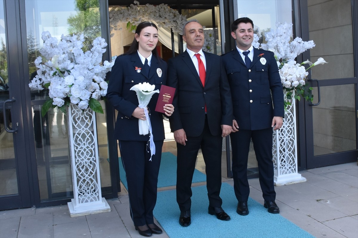 Afyonkarahisar'da polis memuru çift, nikah törenlerine gelinlik ve damatlık yerine üniformalarıyla...