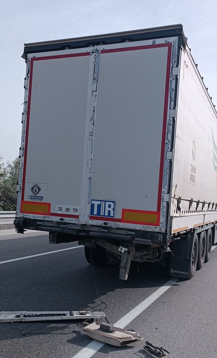 Afyonkarahisar'ın Emirdağ ilçesinde otomobilin tırın dorsesine çarpması sonucu 1 kişi hayatını...