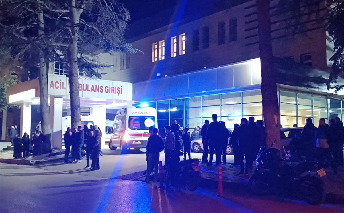 Afyonkarahisar'ın Sandıklı ilçesinde arazi anlaşmazlığı nedeniyle çıkan silahlı kavgada 1 kişi...