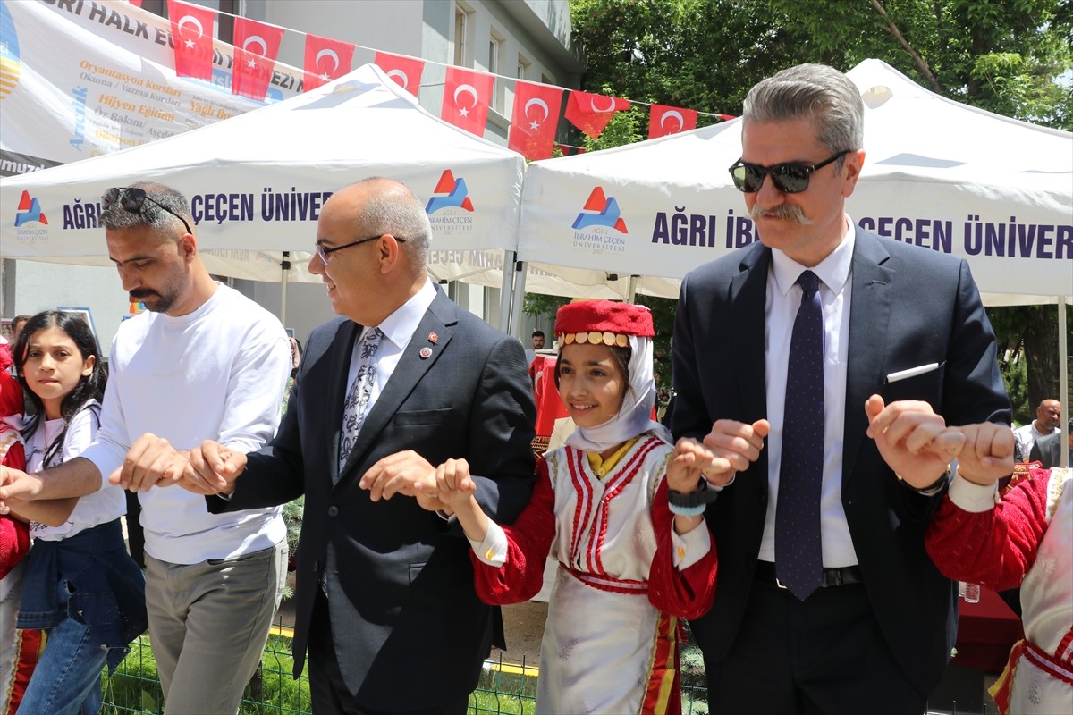 Ağrı'da Halk Eğitim Merkezi bünyesinde kursiyer kadınlarca atık malzemeler kullanılarak hazırlanan...