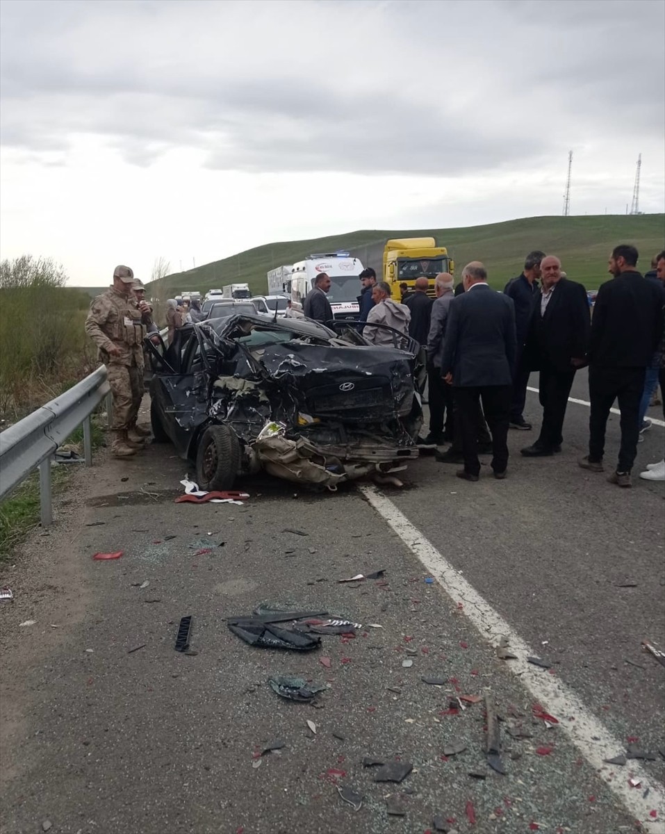 Ağrı'da, otomobilin minibüse çarpması sonucu 2 kişi öldü, 8 kişi yaralandı.