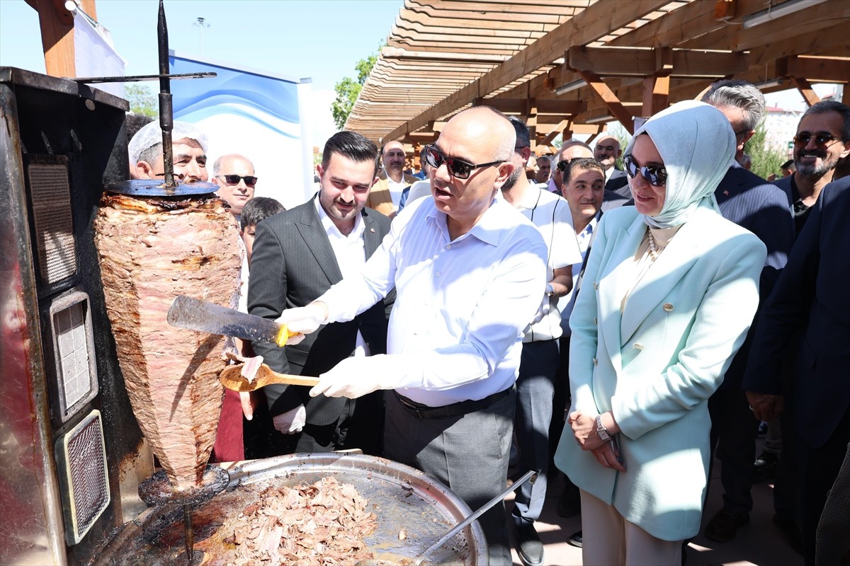 Ağrı'da, Türk Mutfağı Haftası etkinlikleri kapsamında vatandaşlara yöresel yemekler ikram edildi....