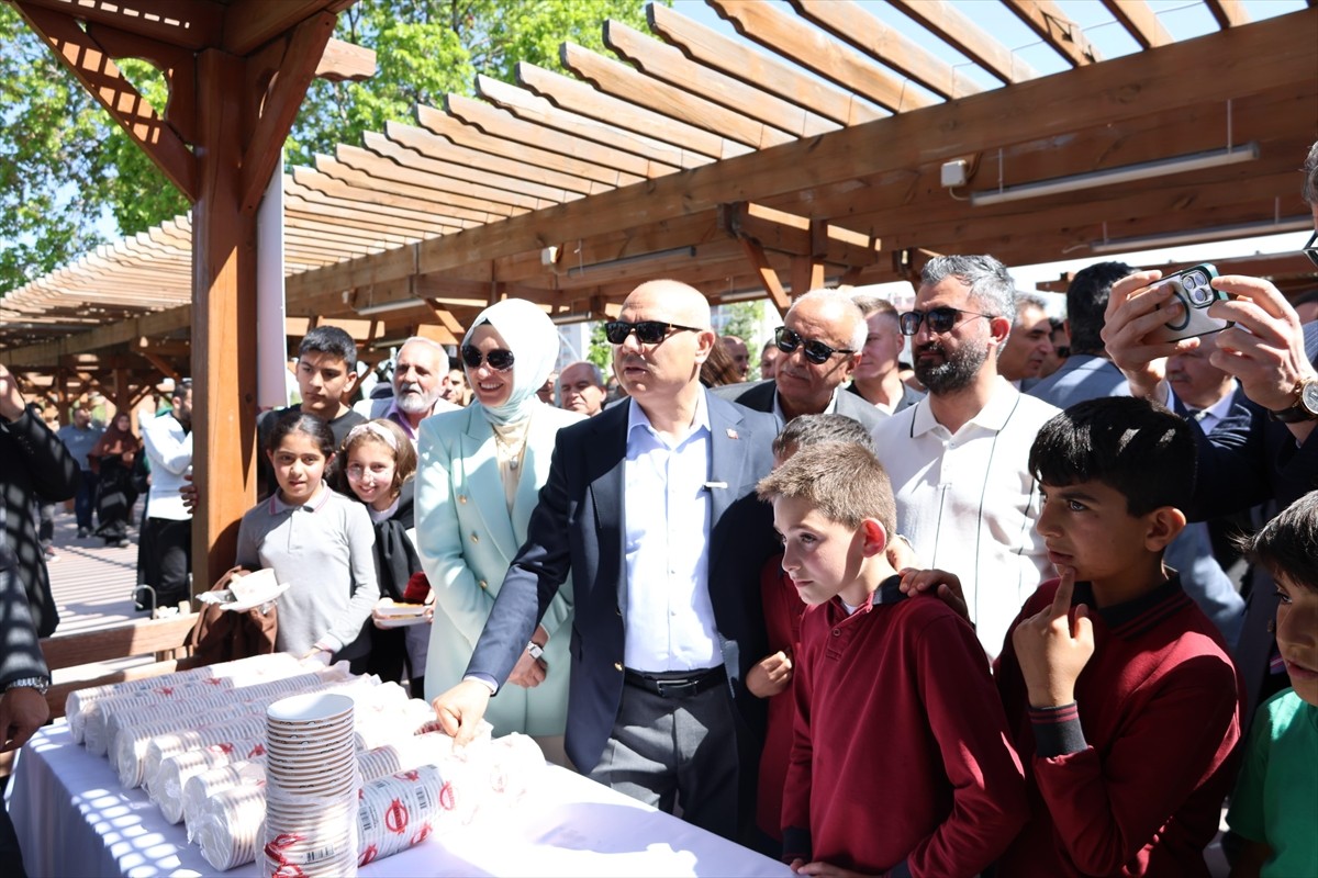 Ağrı'da, Türk Mutfağı Haftası etkinlikleri kapsamında vatandaşlara yöresel yemekler ikram edildi....