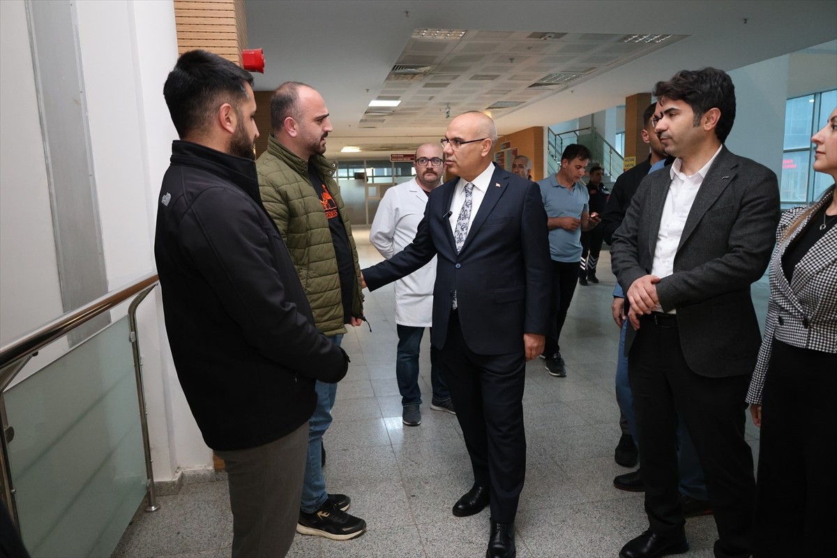 Ağrı Valisi Mustafa Koç, günlük ortalama 2 bin 800 poliklinik ve 1000 acil hastanın başvurduğu...