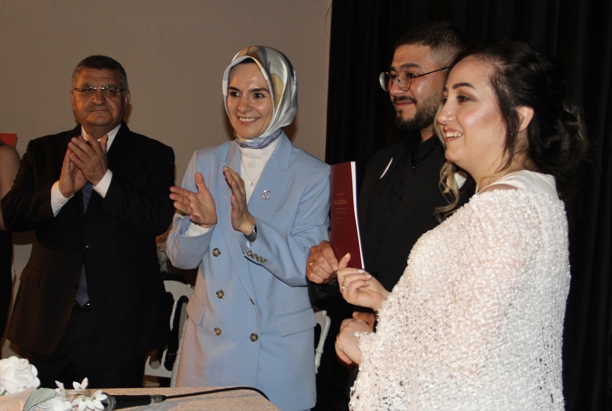 Aile ve Sosyal Hizmetler Bakanı Mahinur Özdemir Göktaş (sol 2), Sinop’ta, "Evlenecek Gençlerin...