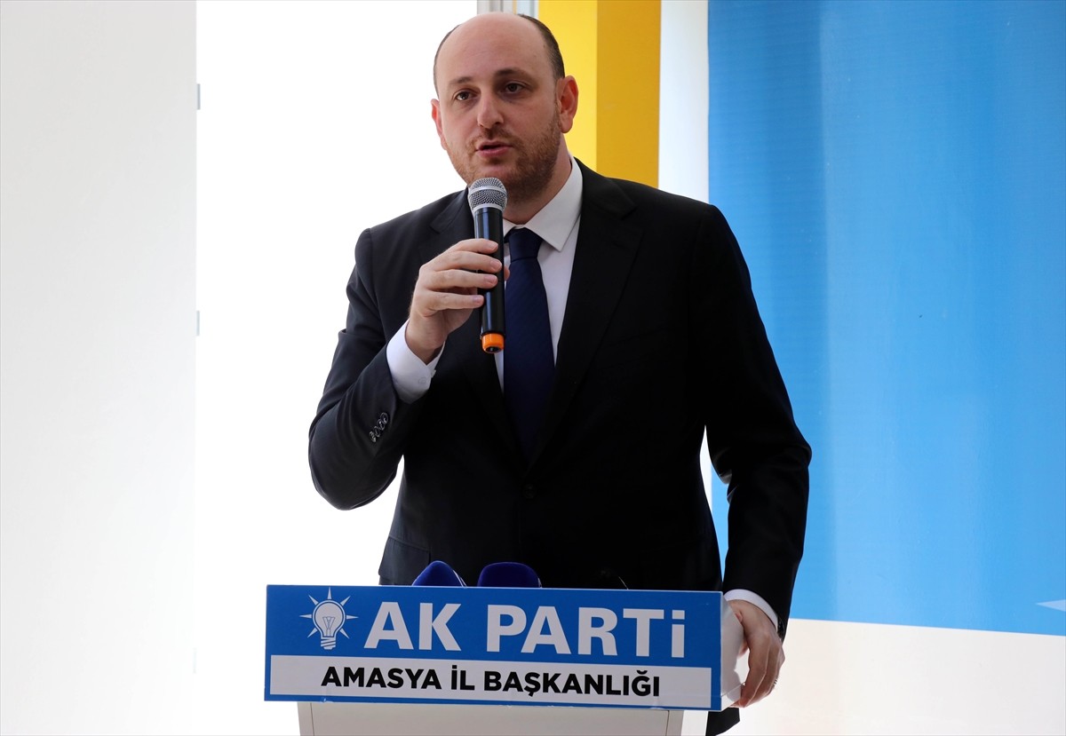AK Parti Genel Başkan Yardımcısı Ahmet Büyükgümüş (sağda), partisinin Amasya İl Başkanlığı'nı...