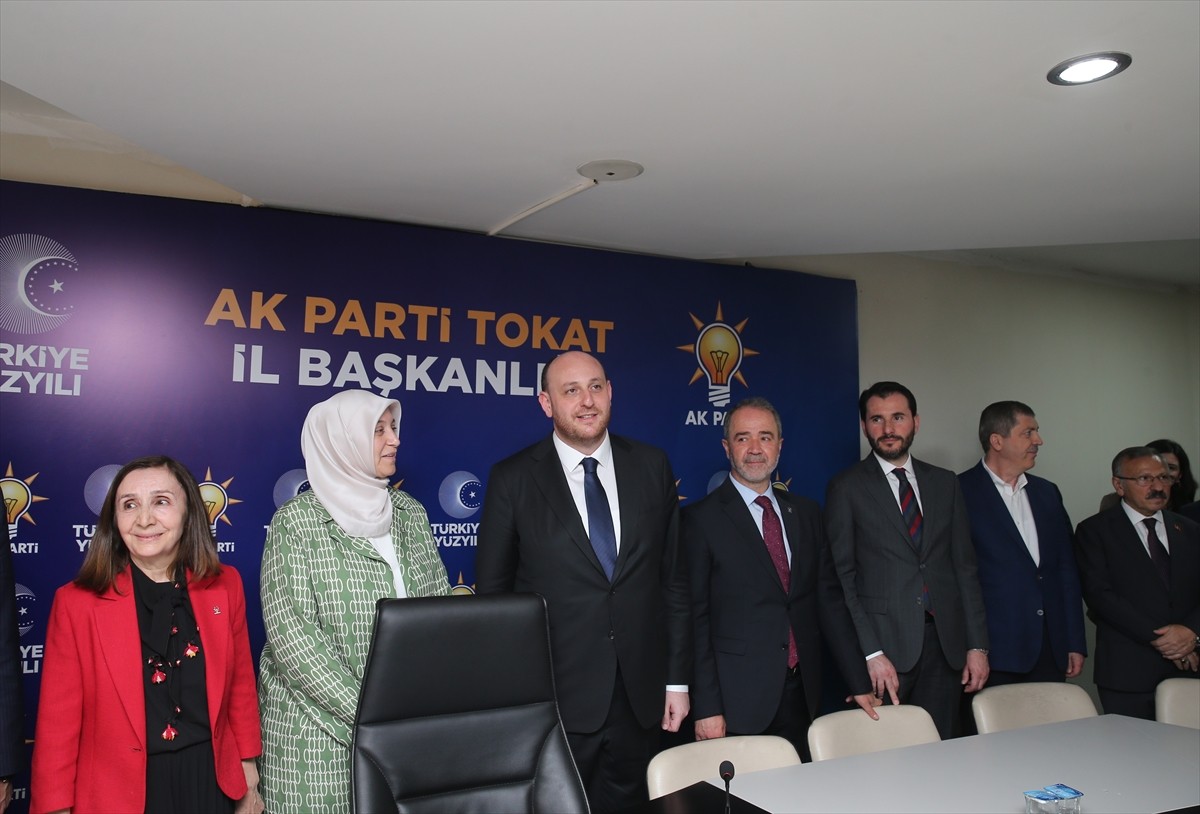 AK Parti Genel Başkan Yardımcısı Ahmet Büyükgümüş (sol 3), partisinin Tokat İl Başkanlığı'nı...