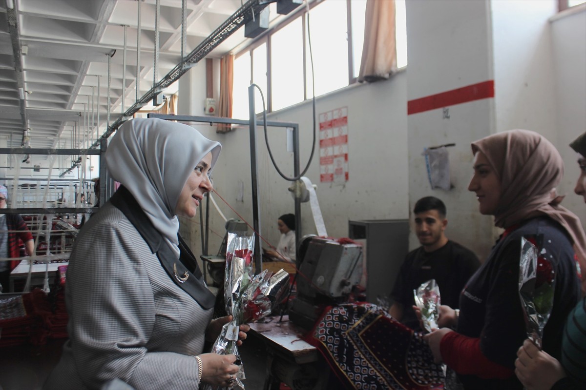 AK Parti Genel Merkez Kadın Kolları Başkanı Tuğba Işık Ercan, Arnavutköy'de bir fabrikada çalışan...