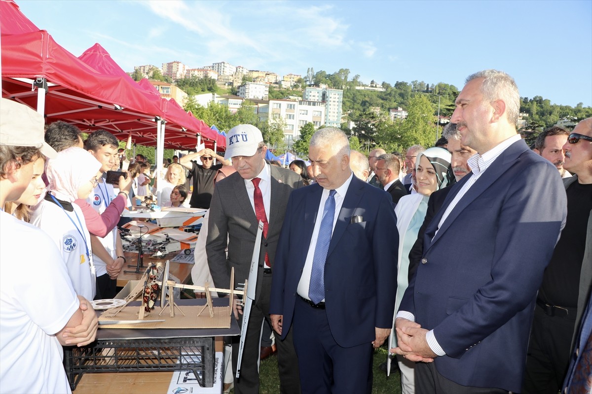AK Parti Grup Başkanvekili Abdulhamit Gül (sağda), TTFEST25 Tekno Hayat Festivali'nin Hüseyin Avni...