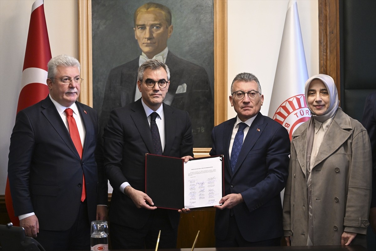 AK Parti, TBMM Başkanı Numan Kurtulmuş'un Meclis Başkanı seçimi için adaylık başvurusunu TBMM...