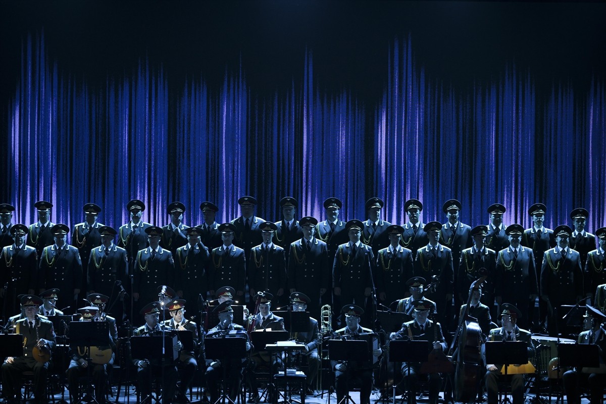 Aleksandrov Rus Kızılordu Korosu ve Dans Topluluğu, Başkentte Oran Açıkhava Sahnesi'nde ...